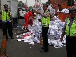 Truk Bermuatan Kertas Terguling di Exit Tol Cibubur, Lalin Macet