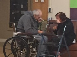 Kisah Haru di Balik Foto Lansia Berpegangan Ucapkan Salam Perpisahan