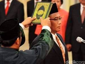 Jokowi Lantik Anggota KPU Hasyim Asyari