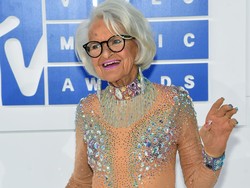 Selebgram 88 Tahun Tiru Bodysuit Transparan Britney Spears di MTV VMA 2016