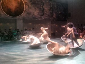 Pentas Black Sun Sardono W Kusumo: Tubuh-tubuh dan Wajan-wajan