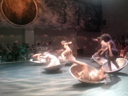 Pentas Black Sun Sardono W Kusumo: Tubuh-tubuh dan Wajan-wajan