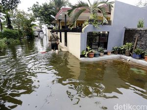 Warga Ciracas 2 Hari Terendam Banjir, Ahok: Karena Dam Jebol Warga Ciracas 2 Hari Terendam Banjir, Ahok: Karena Dam Jebol