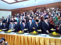 Rapat Paripurna dan HUT DPR Ditutup dengan Pemotongan Tumpeng