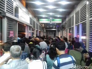 Ganjil Genap Belum Selesaikan Masalah, Transportasi Umum Masih Penuh Sesak