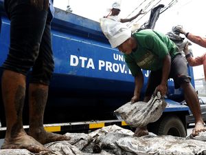 Lumpur di Selokan Jalan KS Tubun Dikeruk