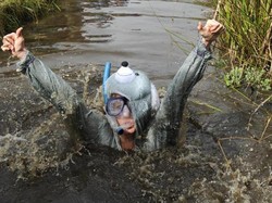 Bukan di Laut, Wales Gelar Lomba Snorkeling Unik di Rawa Berlumpur!