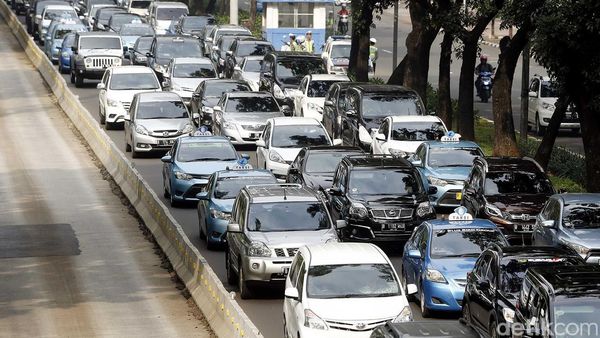 Hari Pertama Ganjil-Genap, Lalin Sudirman Padat