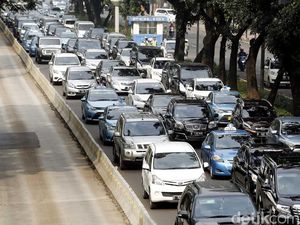 Hari Pertama Ganjil-Genap, Lalin Sudirman Padat