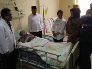 Usai Luncurkan Kartu Tani, Menteri Rini Besuk Gus Solah di Rumah Sakit