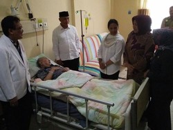 Usai Luncurkan Kartu Tani, Menteri Rini Besuk Gus Solah di Rumah Sakit