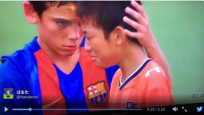 Sportif! Penggawa Barcelona U-13 Menghibur Lawannya yang Menangis