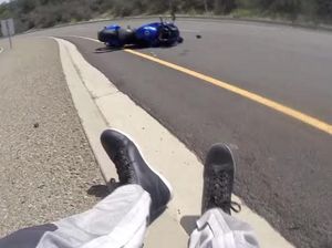 Mengerem Panik di Tikungan, Motor Ini Kehilangan Kontrol dan Terjatuh