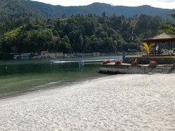 Percaya Tak Percaya, Ada Pantai di Danau Toba