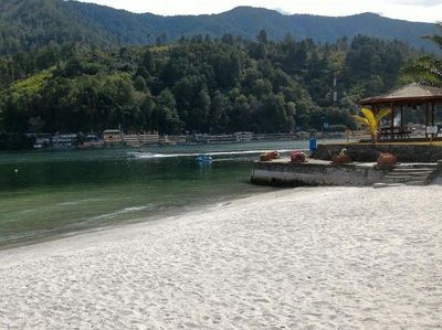 Penampakan Pantai di Danau Toba