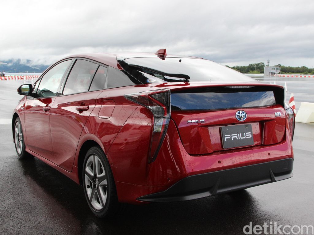 Toyota Lebih Dulu Hadirkan Mobil Hybrid