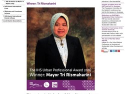Risma Dapat Penghargaan dari IHS Erasmus University Rotterdam