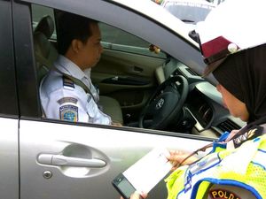 Langgar Ganjil Genap, Pegawai Kemenhub Ini Ditilang di Jl Medan Merdeka Barat