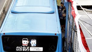 Ganjil-Genap Diberlakukan, Karyawan Pilih Naik TransJ