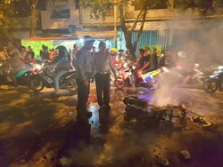 Jatuh Saat Beraksi, Motor Penjambret Dibakar Massa