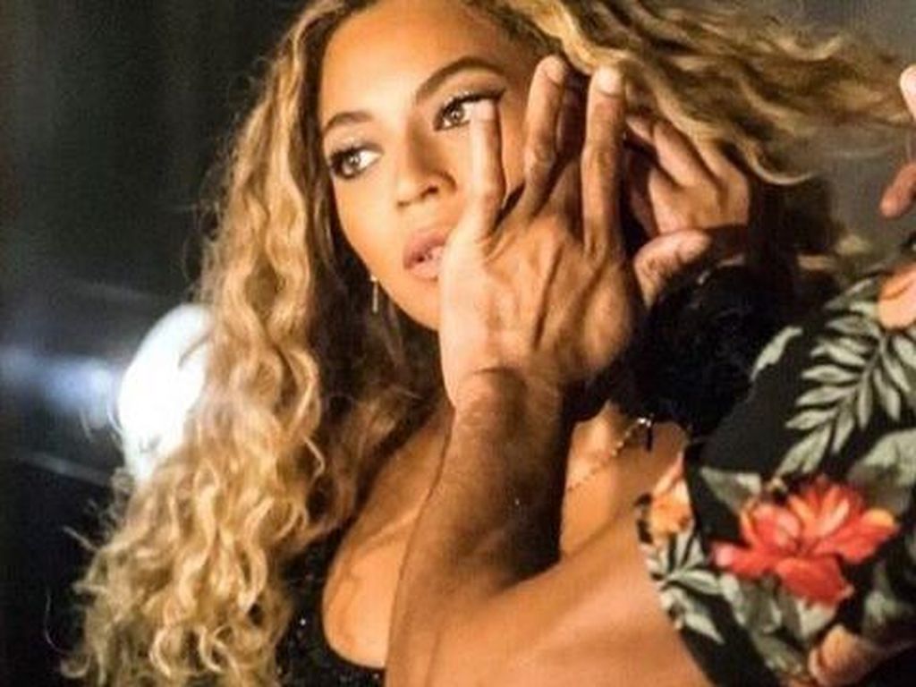 Cara Membentuk Alis ala Beyonce: Pakai Lem Stik Cara Membentuk Alis ala Beyonce: Pakai Lem Stik