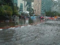 Genangan Datang di Kawasan HI Saat Hujan Deras Turun