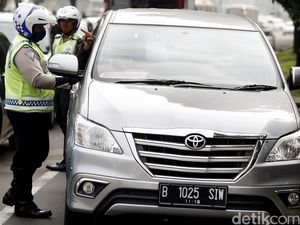 Mobil Berpelat Ganjil Ditilang di Bundaran Senayan