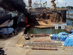 Tumpukan Limbah Sampah di Areal PT PAL Terbakar