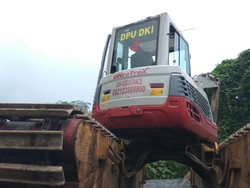 Rusak dan Tak Ada Solar, Ekskavator Tertunda Keruk Kali Krukut