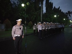 Polisi dan Petugas Dishub Gelar Apel Pemberlakuan Ganjil-Genap di Monas