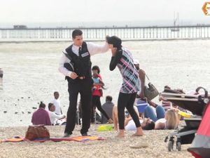 Eksperimen: Apa yang Terjadi Saat Polisi Paksa Hijabers Lepas Burkini? Eksperimen: Apa yang Terjadi Saat Polisi Paksa Hijabers Lepas Burkini?