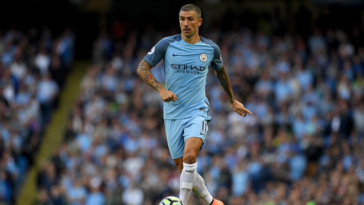 Bek kiri Manchester City Aleksandar Kolarov (Foto: Stu Forster / Getty Images)