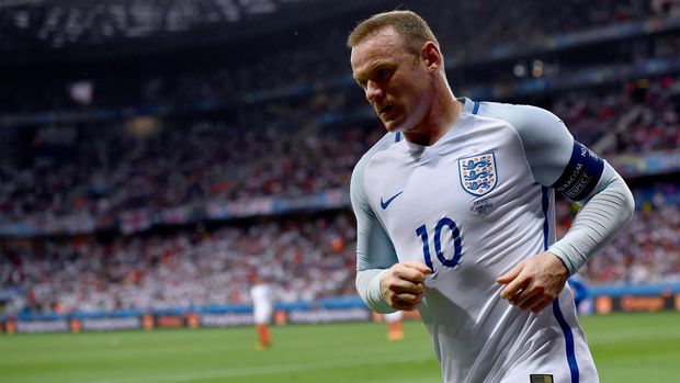 NICE, FRANCE - JUNE 27:  Wayne Rooney of England reacts during the UEFA EURO 2016 round of 16 match between England and Iceland at Allianz Riviera Stadium on June 27, 2016 in Nice, France.  (Photo by Dan Mullan/Getty Images)