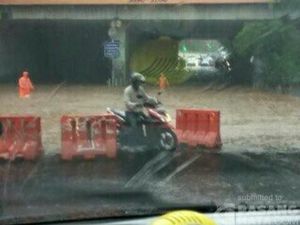 Banjir, Kolong Flyover Dukuh Atas Tak Bisa Dilalui Kendaraan