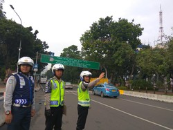 Berpelat Ganjil, 3 Mobil dan 1 Truk Kena Tilang di Jl Medan Merdeka Barat