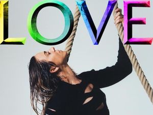 Mel C & Perut Ratanya Hiasi Sampul Majalah Love Mel C & Perut Ratanya Hiasi Sampul Majalah Love