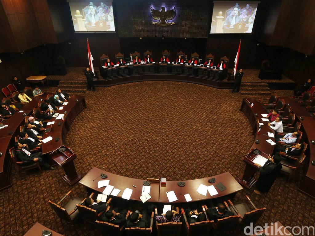 Pengemudi Lihat GPS di HP Bisa Dipenjara, MK: Ganggu Konsentrasi Pengemudi Lihat GPS di HP Bisa Dipenjara, MK: Ganggu Konsentrasi