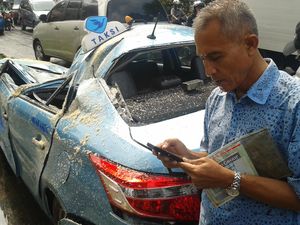 Pohon Tumbang di Jakpus Timpa Taksi, Sopir di Belakang Kemudi Selamat Pohon Tumbang di Jakpus Timpa Taksi, Sopir di Belakang Kemudi Selamat