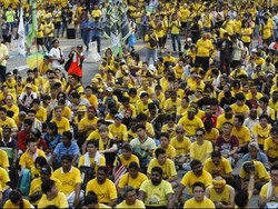 Pengadilan Malaysia: Larangan Kaos Kuning Simbol Protes Pemerintah Tak Masuk Akal