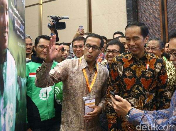 Jokowi Kunjungi Stand Go-Jek