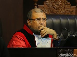 Patrialis-Kamal: Pagi Main Golf, Malam Nginep di KPK Bersama
