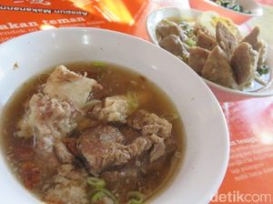 Bakso Rusuk Samanhudi: Kenyal Gurih Bakso dengan Paduan Iga yang Mantap