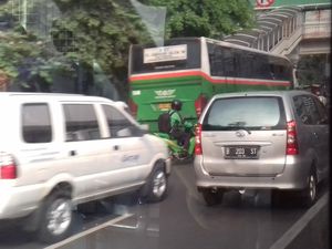 Hari Pertama Ganjil Genap, Volume Kendaraan di Exit Halim Tetap Padat