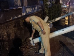 Hujan Deras, Halte di Cipulir Roboh Timpa Pembatas Trotoar