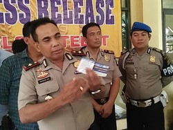 4 Pelaku Pembobol ATM Dibekuk, Modusnya Pasang Stiker Call Center Palsu