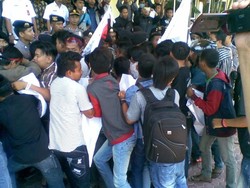 Mahasiswa Terobos Barikade Polisi Saat Demo Anggaran Pemkab Pamekasan