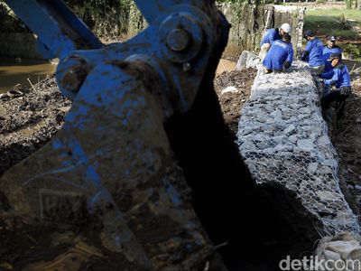 Lumpur Kali Krukut Dikeruk Pasca Banjir Kemang