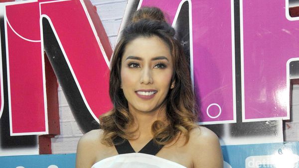 Tyas Mirasih dengan Gaya Rambut Cepol, Yay or Nay?