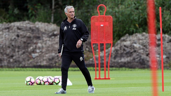Mourinho Curhat Soal Sulitnya Hidup di Manchester
