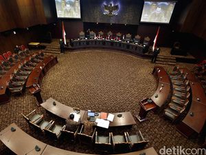 MK Tegaskan KPK Berwenang Menuntut Kasus Korupsi dan Pencucian Uang MK Tegaskan KPK Berwenang Menuntut Kasus Korupsi dan Pencucian Uang